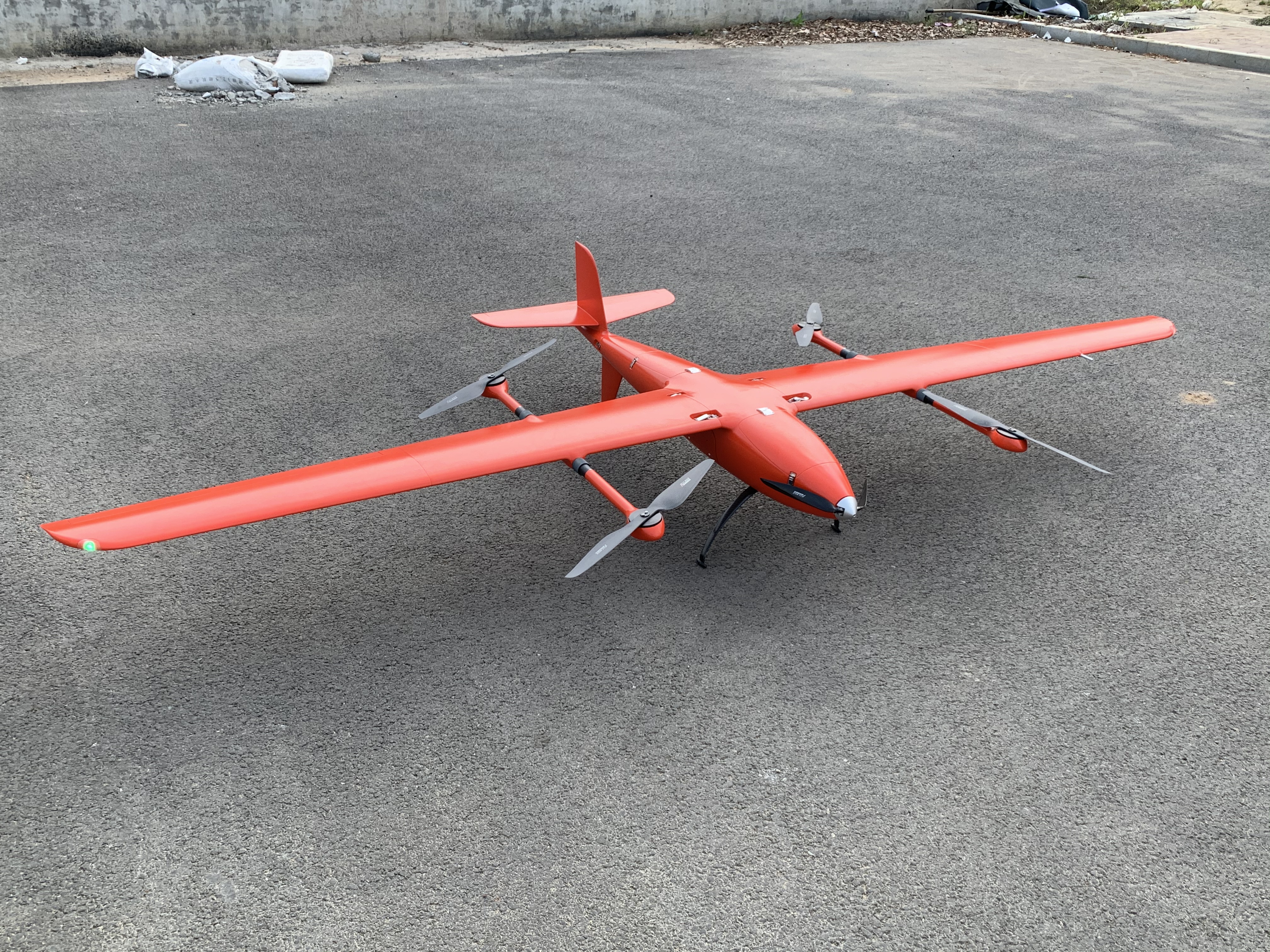 大飛機航攝(左)<a href='http://m.tzgqkj.com/typearticle/330-1.html' target='_blank' title='無人機航攝'><strong>無人機航攝</strong></a>(右)